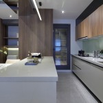 巧思哲學(xué)的私廚空間，不論視覺上或?qū)嵱眯远际鞘孢m的生活享受，易清潔不卡垢的檯面材質(zhì)，大手拉小手一抹即淨(jìng)，配置「不斷電系統(tǒng)」，在停電時，冰箱中的食物也持續(xù)保鮮。