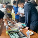 新業(yè)職人相信，廚具板材的細(xì)節(jié)也是決定最佳體驗(yàn)的條件。在專業(yè)眼光的審視下，除了材質(zhì)優(yōu)劣判斷，更需要統(tǒng)整美感趨勢(shì)，平衡美觀與實(shí)用性。