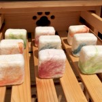 與其他手工皂一樣，最後都需要經(jīng)過晾曬才能開始包裝，經(jīng)過太陽的撫觸，羊毛皂也多了一分溫柔。