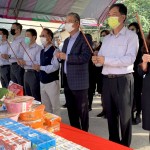 新業(yè)建設(shè) 穆椿松名譽董事長(右三)、卓勝隆董事長(右四)，帶領(lǐng)著各部門職人團隊，一同焚香祝禱，眾人一心，虔誠祈禱，繫起天地與人之間的溝通。