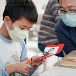 在剪紙練習(xí)，孩子不僅能體驗(yàn)傳統(tǒng)技藝，從中還可以獲得數(shù)學(xué)幾何、對稱的概念，
以及手部肌肉的訓(xùn)練。