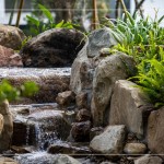 聽瀑踏石，潺潺水流，新業(yè)與景觀團(tuán)隊(duì)親自挑選來自中部山區(qū)溪流的石頭，希望降低碳足跡。