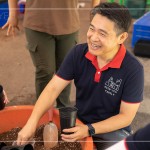 新業(yè)建設 邱正光 副總經(jīng)理 帶領新業(yè)職人們一同參與原生苗木培育-換盆作業(yè)，以實際行動公益，喚起同仁們對臺灣山林的關注。