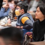 靜靜地聆聽著講師的分享，一筆一劃，道出老師傅的匠心獨具，與一段代代相傳的故事。