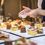 灑落雪般的糖粉，一場場精心的味覺饗宴即將上演！