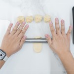 初體驗(yàn)包月餅的新業(yè)同仁，一步步跟著講師的詳細(xì)教學(xué)，從秤重、桿捲、包覆、裝飾，到送入烤箱。 