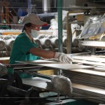 窯場師傅細(xì)心的檢驗(yàn)每一片磁磚，不斷的反覆確認(rèn)，感受每一分的精準(zhǔn)細(xì)節(jié)。