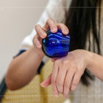 將油品盛裝在專業(yè)品油杯中，不只透過嗅覺、味覺，更透過將油倒在皮膚上的觸感，直接的感受天然橄欖油的滲透變化。