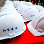 戴上工程帽如同披上鎧甲，每一步築跡都能走得踏實(shí)而穩(wěn)健，成為頭頂之上無(wú)聲的守護(hù)者。