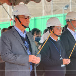 新業(yè)團(tuán)隊(duì)齊聚，眾人一心，手持炷香，煙氣霧氣交織，裊裊上升，願(yuàn)直達(dá)天聽，透過聲聲祝禱，傳遞心中滿懷的期盼與感恩。(左一為新業(yè)建設(shè) 穆椿松 創(chuàng)辦人，左二為卓勝隆 董事長)