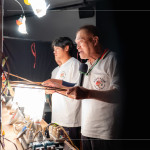 後臺(tái)裡，老師傅與藝師們熟練且忙碌的操弄著影偶，百年故事在幕後流動(dòng)，文化溫度在指尖間傳承。(圖右一為張榑國團(tuán)長(zhǎng))