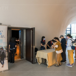 開(kāi)場(chǎng)前，絡(luò)繹不絕的人潮漫漫湧入，一場(chǎng)臺(tái)南在地的奇妙旅程即將展開(kāi)。