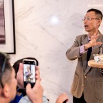 老爹現(xiàn)場親自示範(fàn)了乳酪現(xiàn)刨秀，在眾人們的驚呼下，刨出一朵朵康乃馨花瓣來，難得的機(jī)會能親眼見識這般技藝，新業(yè)家人們紛紛拿出手機(jī)拍下紀(jì)錄！