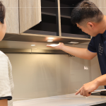 廚櫃下的加裝式崁燈，創(chuàng)造貼心的照明效果，為廚具空間增添另一份溫暖，也讓使用上更安心。