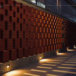 獨特的紅磚砌牆，錯落的完美設(shè)計，讓原本夜晚較為陰暗的小巷增添了意外的人文氣息。