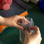 將一顆顆飽滿健康的紅豆，以容器固定成漂亮的長(zhǎng)方體，就準(zhǔn)備進(jìn)入抽除空氣及封口的階段了。