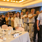 同仁們互相舒緩筋骨、鼓舞激勵、調(diào)整節(jié)奏，開啟一天的課程，同時(shí)也圈起彼此情感與向心力。