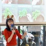 再次攜手 ＃蒔嚐花藝 shibashiba florist，帶領(lǐng)手綁半月型聖誕花圈，將這一年的珍藏，編織成一圈圈的溫柔。