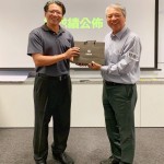 課程尾聲，新業(yè)建設(shè)榮譽(yù)董事長(zhǎng)－穆椿松先生準(zhǔn)備禮品致贈(zèng)，感謝王永福講師帶給我們精采充實(shí)的教育訓(xùn)練。