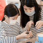 溫柔仔細的叮嚀，默默在旁靜靜看照，放手讓孩子盡情的發(fā)揮，在課程中找到手作帶來的自我可肯定與完成後的感動。