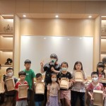 小朋友們完成了屬於自己獨(dú)一無(wú)二的彈珠臺(tái)，從敲敲打打中學(xué)習(xí)到做任何事都需要耐心等候與按部就班，就可以感受到只屬於自己的小榮譽(yù)。