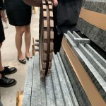 現(xiàn)場(chǎng)除了大型切割器，這個(gè)狀似迷你輪胎的器材，是讓石材切割出止滑溝的秘密武器，可謂小兵立大功！