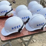 新業(yè)總是將住戶的需求與期待放在心上，每一頂工程頭盔不僅代表專業(yè)，也象徵著與建築師心起手應(yīng)、一同築起願景的默契。