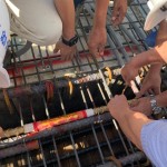 樓頂安裝金色的中樑即為上樑，建築就是一步一步紮紮實實地築步就班。