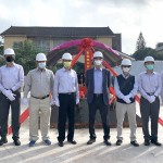 新業(yè)建設(shè) 穆椿松名譽董事長(右四)、卓勝隆董事長(右三)帶領(lǐng)新業(yè)團隊，祈求保佑人員平安、工程順利。