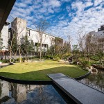 從社區(qū)中庭、家戶陽(yáng)臺(tái)、到空中花園，整體綠覆率超過(guò)100%，自然植栽錯(cuò)落建築之中，層疊融合成一座垂直森林。