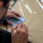 應景的虎兒，沿著線條剔除邊角，有深有淺，豐富版畫的層次感，實際感受手感的溫度。