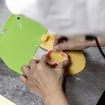 將麵糰壓成合適的厚薄度，壓上俏皮的造型圖案，輕輕搖晃讓模具與麵糰脫離，再用刮板將成品移至烤盤上，待烘烤餅乾就快完成囉！。