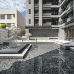 暖陽撒落的中庭，搭配上任大賢老師的藝術(shù)品『雲(yún)與樹』，共同交織出無限美好景致。