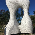 臺灣藝術家邱泰洋的作品，心在藝在，作品試圖賦予馬賽克一種生命力的生動意象，似能見到一對戀人浪漫的互動，搭配上優(yōu)雅的曲線，讓馬賽克磚也變的有溫度。