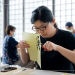 沿著線條剪裁，透過轉(zhuǎn)動紙張方向，剪去多餘的邊角，利用些許剪紙小技巧，讓過程中更順手。