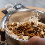 【迷迭醬油烤菇】
簡單的烤菇料理，不需要太繁複的工序，而是用看似平凡的食材，提出食物本身的鮮香風味。
