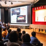 以牛皮刻劃出的戲偶，透過簽桿操控，利用燈光照射在白色布幕上，依循劇本內(nèi)容搭配音樂與口白來演出，既趣味又有意義。