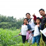 新業(yè)住戶攜家?guī)Ь?、步步向前，帶孩子親近大自然的同時(shí)，也一同用行動(dòng)守護(hù)著這條生命之河。