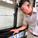 新業(yè)建設(shè)營(yíng)建部 賴英濱經(jīng)理 仔細(xì)確認(rèn)，水密性能試驗(yàn)後的氣密窗，是否有漏水、滲水、濺水等狀況。