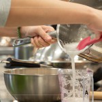 將切塊的白蘿蔔放入料理機(jī)打成汁，濾出蘿蔔渣的蘿蔔水，分別取出所需要的單位數(shù)並加入燜煮，讓蘿蔔糕更有香氣與口感。