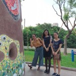 淘氣稚嫩之姐妹倆(插畫家邱馨怡 右一)，一同參觀新業(yè)觀峰『馬賽克藝術(shù)拼貼?戶外碉堡』，由日本藝術(shù)家駿 河敏，駐臺(tái)3週親手打造。