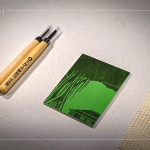 雕刻板選用適合初學(xué)者的樹脂板，圖案設(shè)計(jì)以臺(tái)中文學(xué)館的大榕樹和日式建築為意象，在刻板的同時(shí)，也讓創(chuàng)作更具樂趣。