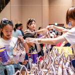 一人一份飲料及爆米花，讓大朋友小朋友盡情享受、沉浸其中。