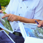 依照3D圖挑選適切的景石及樹(shù)種，模擬日照位置與擺設(shè)面向，更需要考量生長(zhǎng)環(huán)境，打造與自然共存的建築。