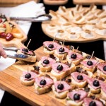 黑橄欖搭配煙燻火腿的鹹乳酪吃法，也能激盪出乳酪的另一種風(fēng)味，一口就輕易抓住我們的味蕾。