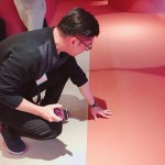 為孩子們打造一座健康無毒的遊戲室！嚴選健康綠建材的亞麻仁油地板，無毒且可生物分解，在遊戲室裡的大人小孩都舒適健康。