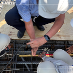 眾人齊心於樓頂安裝「噴金漆鋼筋」，古有云「上樑有如人之加冠」，不論在建築進(jìn)度及民俗學(xué)上都極具意義。