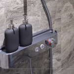 主、客浴裝載溫控沐浴龍頭，搭配貼心的檯面設(shè)計，減法的設(shè)計美學(xué)是專屬建築職人的巧思。