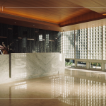 建築師巧妙運用基地優(yōu)越的採光與通風(fēng)條件打造精緻小品建築，以「光盒子」為構(gòu)想核心，形塑出兼具自明性與神秘感的建築語彙。