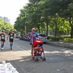 新業(yè)團隊在賽程路上也捕捉不少令人感動的風(fēng)景：小小跑者尚未能參與比賽，但媽咪成為強大且耐心十足的後盾，讓小小孩也感受場邊加油聲的熱情與支持。